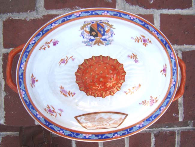 A beautiful late 19th or early 20th century Chinese Export covered soup tureen — image 4